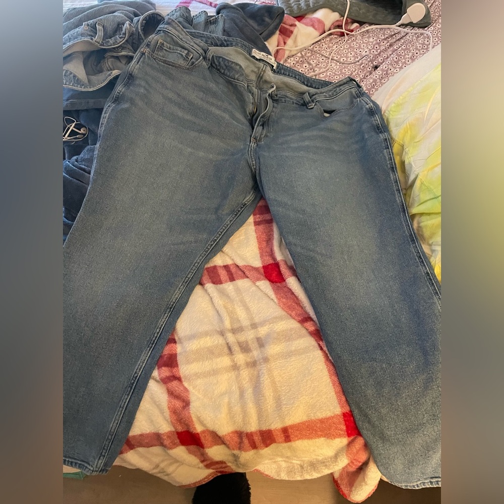 Hollister Curvy High Rise Mom Jeans